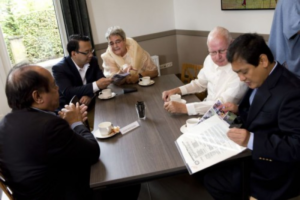 Aan de tafel ambassadeur Ledda en mensen van ambassade en HHCP bestuur